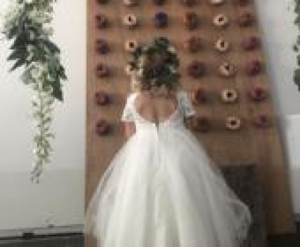 Fánkkal borított fal a legújabb esküvői trend