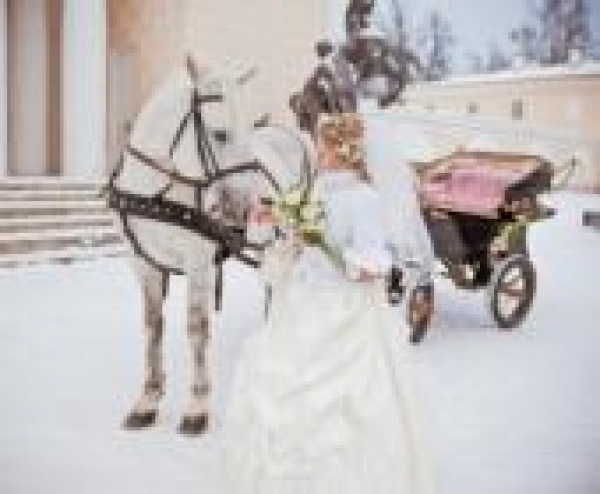 10 esküvőiruha-trend őszi–téli menyasszonyoknak