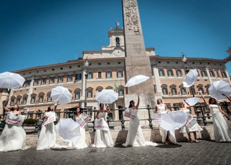 Dühös menyasszonyok tiltakoztak az esküvők elhalasztása ellen Rómában
